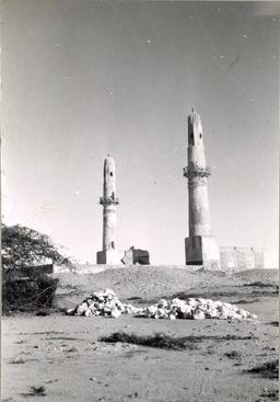 Historical significance of the Al Khamis Mosque's construction as one of the oldest in the area.