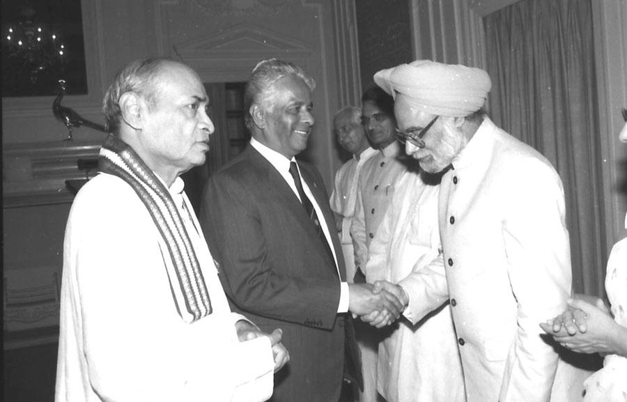 Moment image for Sir Anerood Jugnauth appointed as Prime Minister.