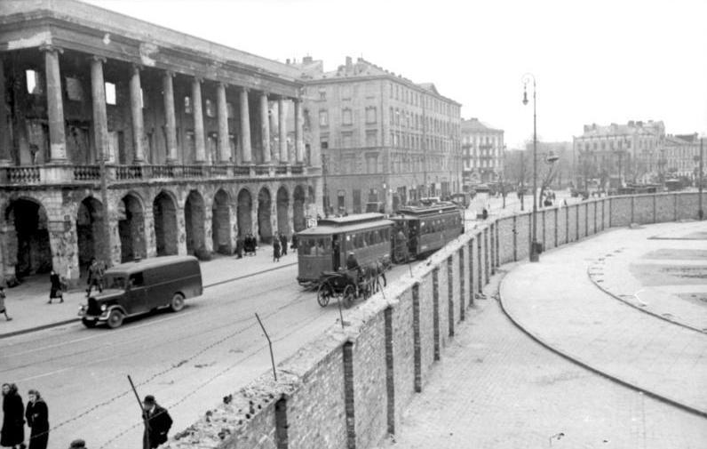 Moment image for The Forced Relocation of Warsaw’s Jewish Population to the Ghetto