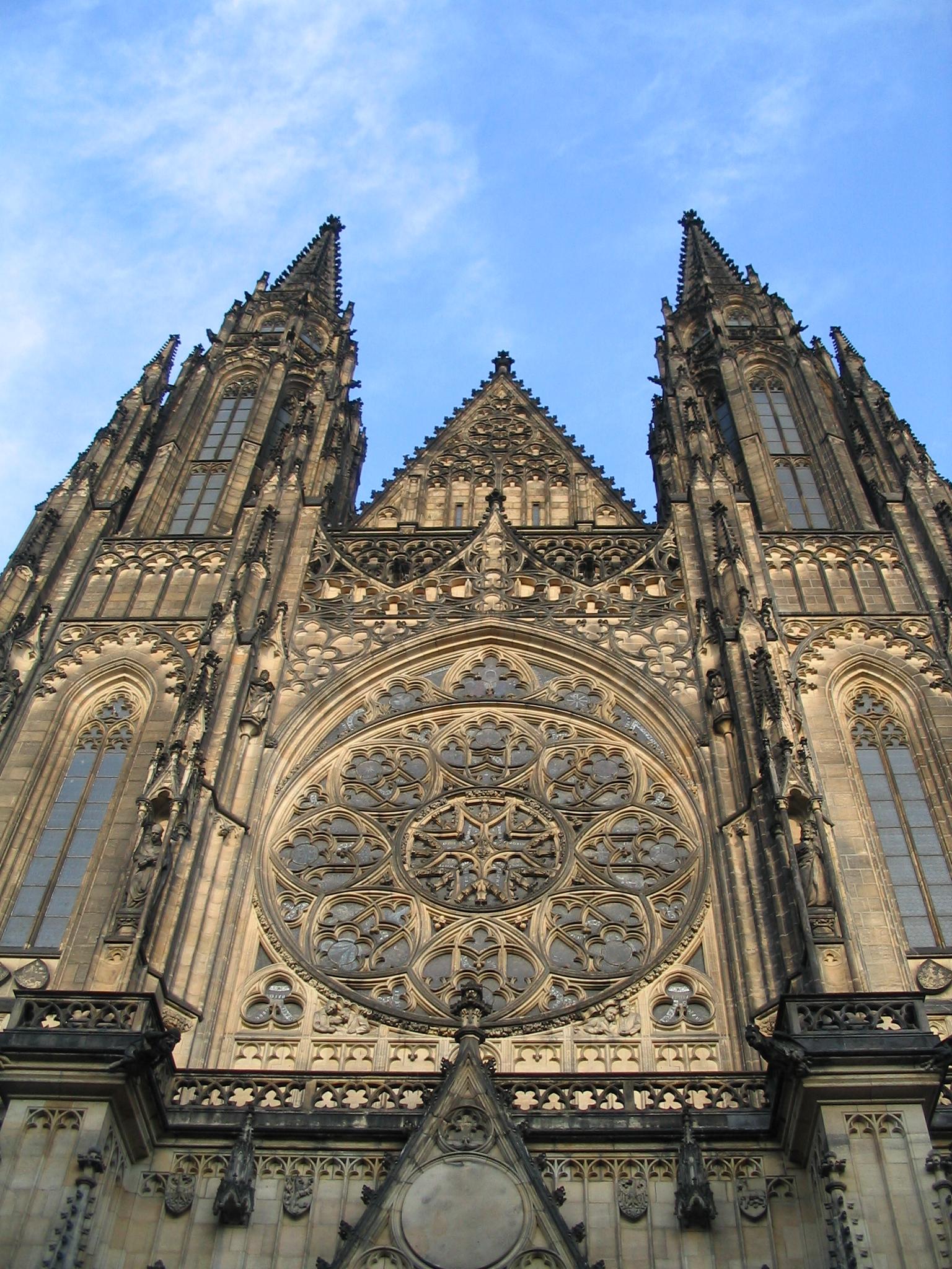 Moment image for Foundation of St. Vitus Cathedral: Construction Process and Challenges