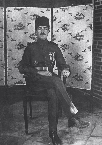 Moment image for Siege of Kut: British forces trapped, supplies low, Ottoman blockade holds firm.