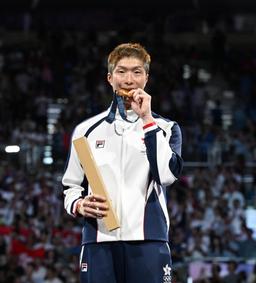 Cheung Ka-long's Historic Gold Medal Victory for Hong Kong at the Fencing Championships
