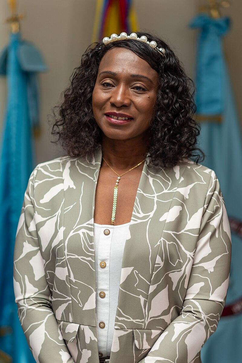 Moment image for 	First Olympic gold medal for Colombia, won by María Isabel Urrutia in weightlifting at the Sydney Olympics.