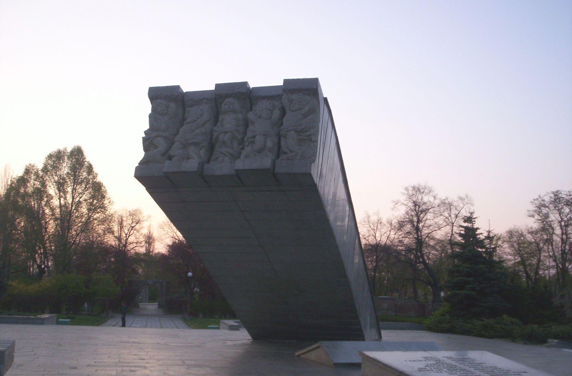 Moment image for Battle of Głogów: Bolesław III Wrymouth vs. Holy Roman Empire in historical conflict.