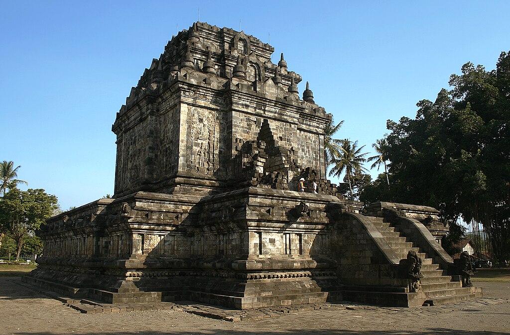 Moment image for Sailendra Dynasty builds Mendut Temple near Borobudur