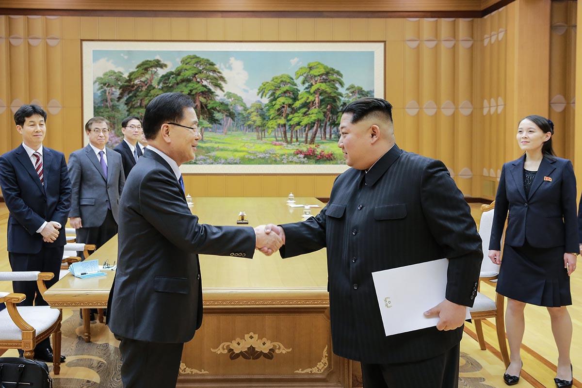 Moment image for Kim Jong Un and South Korean President Moon Jae-in held a meeting at the Demilitarized Zone (DMZ) 