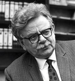 Elias Canetti: Nobel laureate explores society, psychology, and literature with interdisciplinary insight.