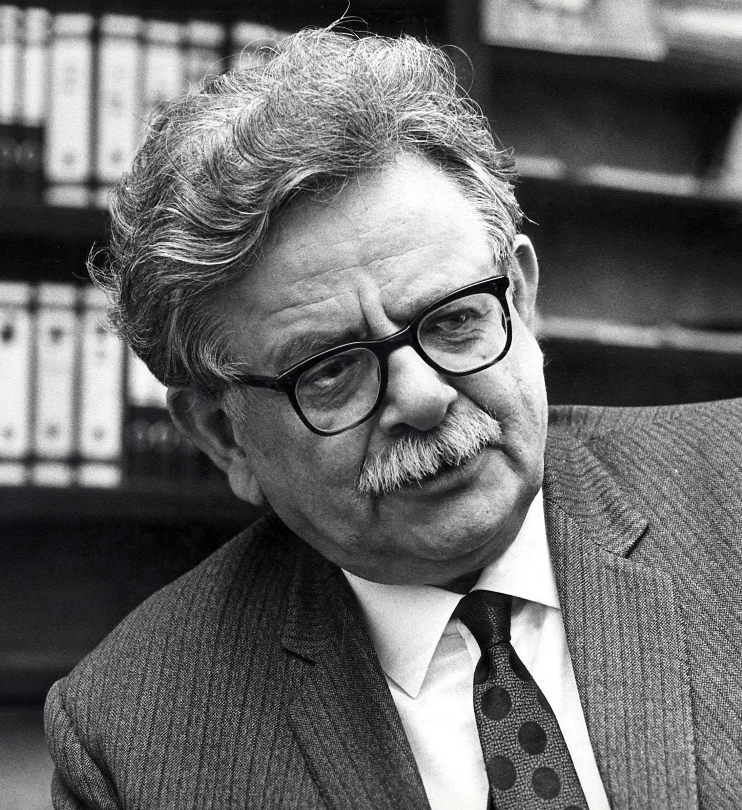 Moment image for Elias Canetti: Nobel laureate explores society, psychology, and literature with interdisciplinary insight.