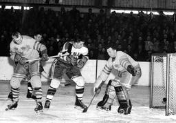  Canada win gold, USSR silver, Czechoslovakia bronze in Czechoslovakia.