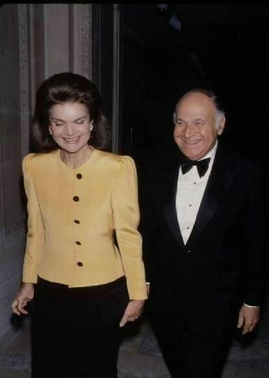 Moment image for Jacqueline Onassis begins relationship with Maurice Tempelsman