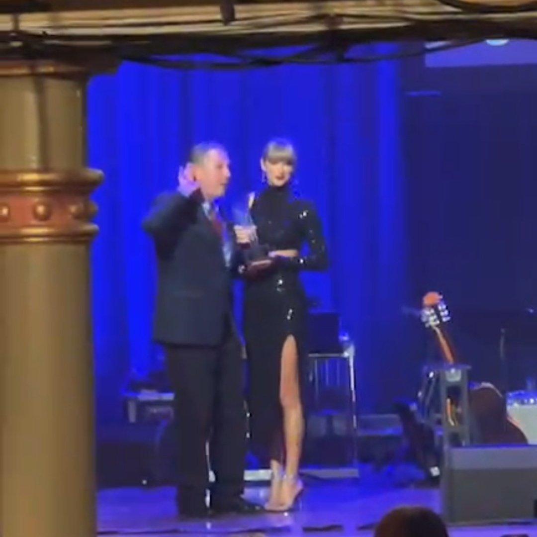 Moment image for Swift Recognized as Songwriter-Artist of the Decade