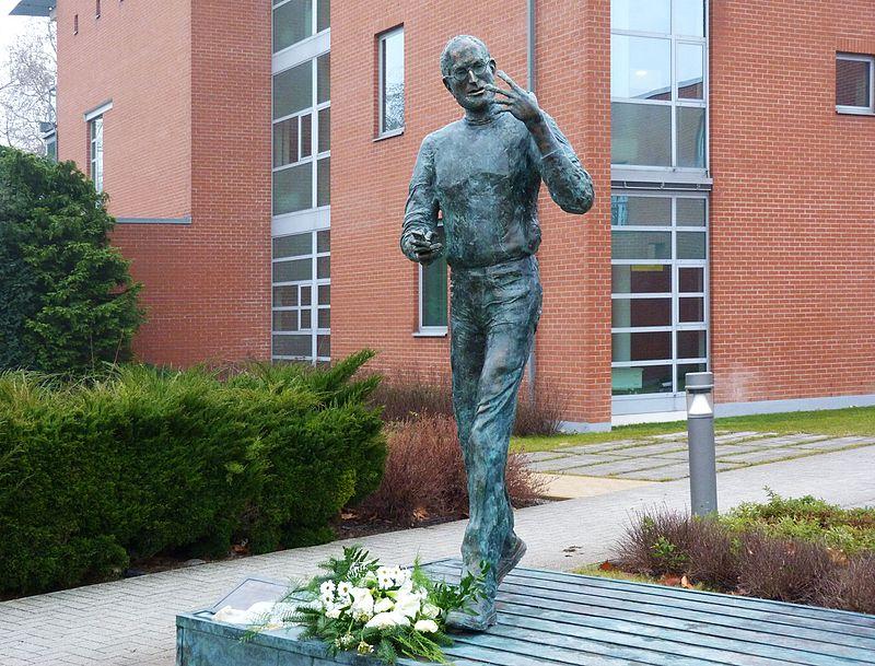 Moment image for Steve Jobs Statue at Hungary's Science Park
