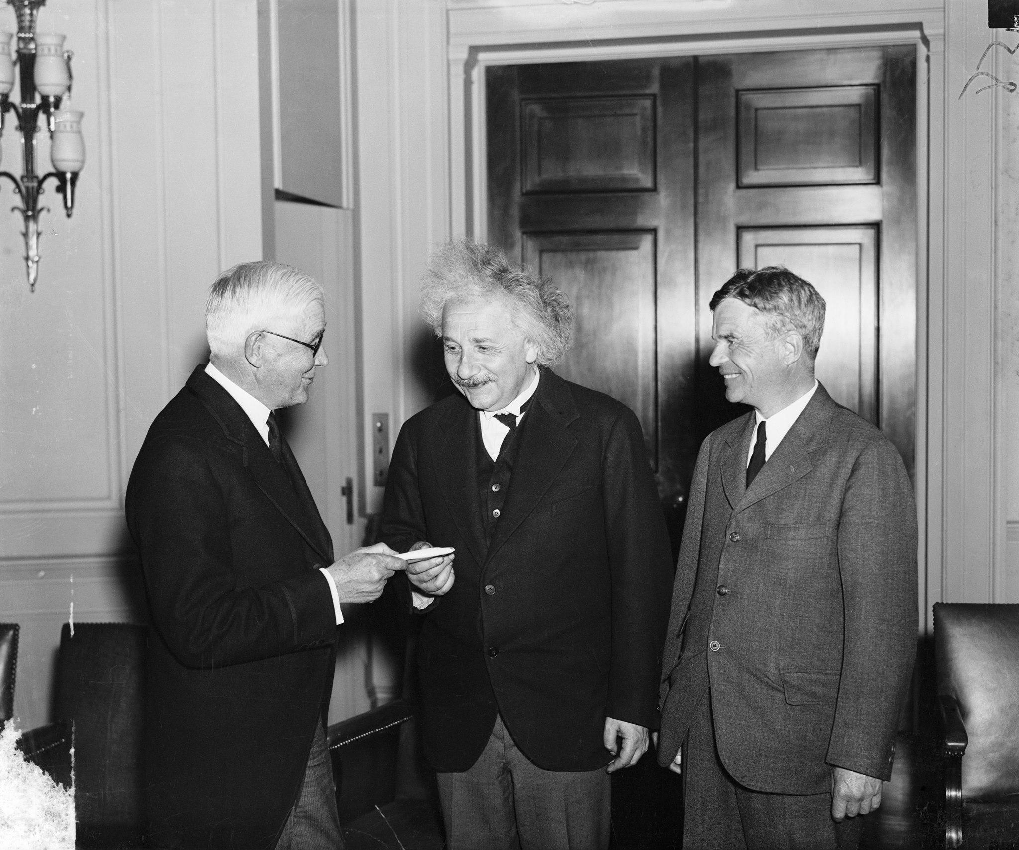 Moment image for Einstein's Franklin Medal: Honoring Contributions to Theoretical Physics