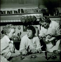 Established 'École des trois gourmandes' 