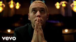 Eminem's "Cleanin' Out My Closet": Resonant hit reflecting personal struggles and emotional depth.