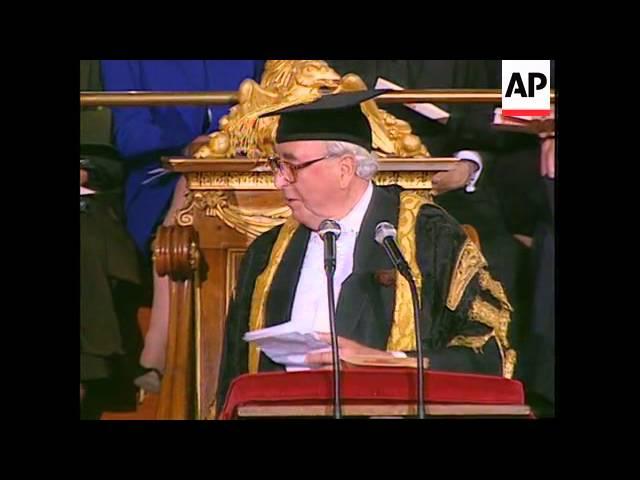 Moment image for Honorary Doctorate from University of Oxford for Clinton's Achievements in World Peace