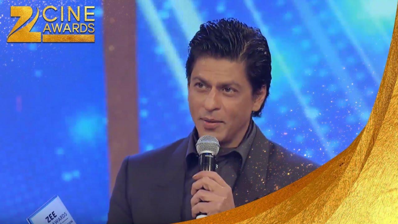 Moment image for Shah Rukh Khan Receives International Male Icon Award at Zee Cine Awards