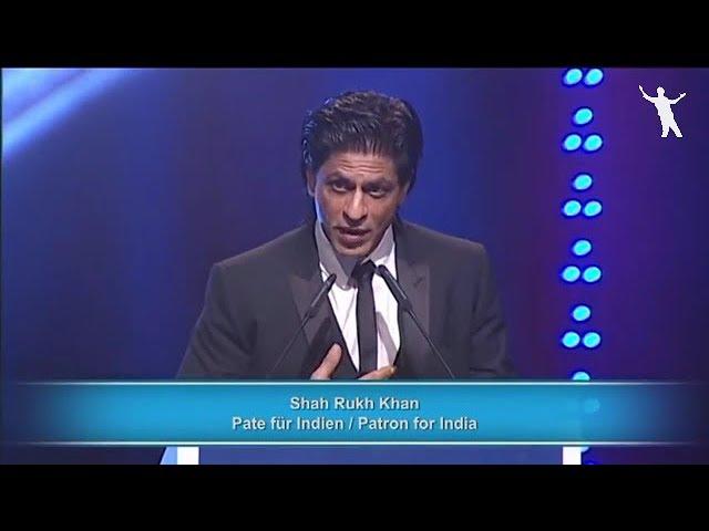 Moment image for Shah Rukh Khan honored by UNESCO for supporting children's education with Pyramide con Marni Award.