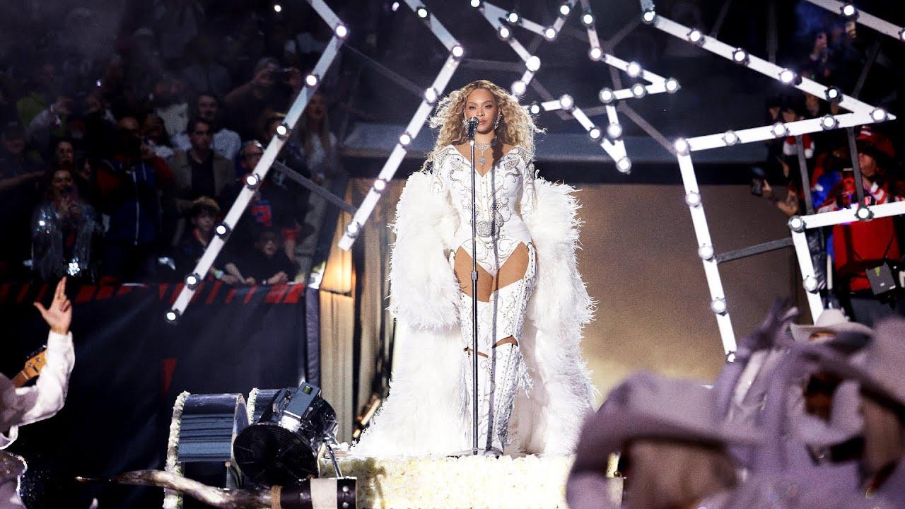 Moment image for Beyoncé headlines NFL Christmas Gameday Halftime Show