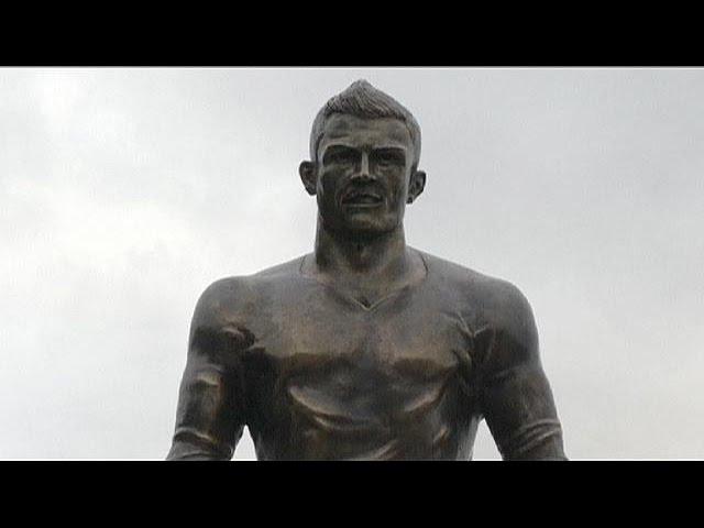 Moment image for Bronze Statue of Ronaldo Unveiled in Funchal