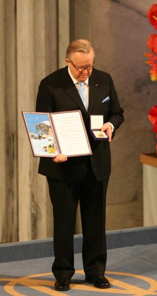 Moment image for Martti Ahtisaari Awarded Nobel Peace Prize