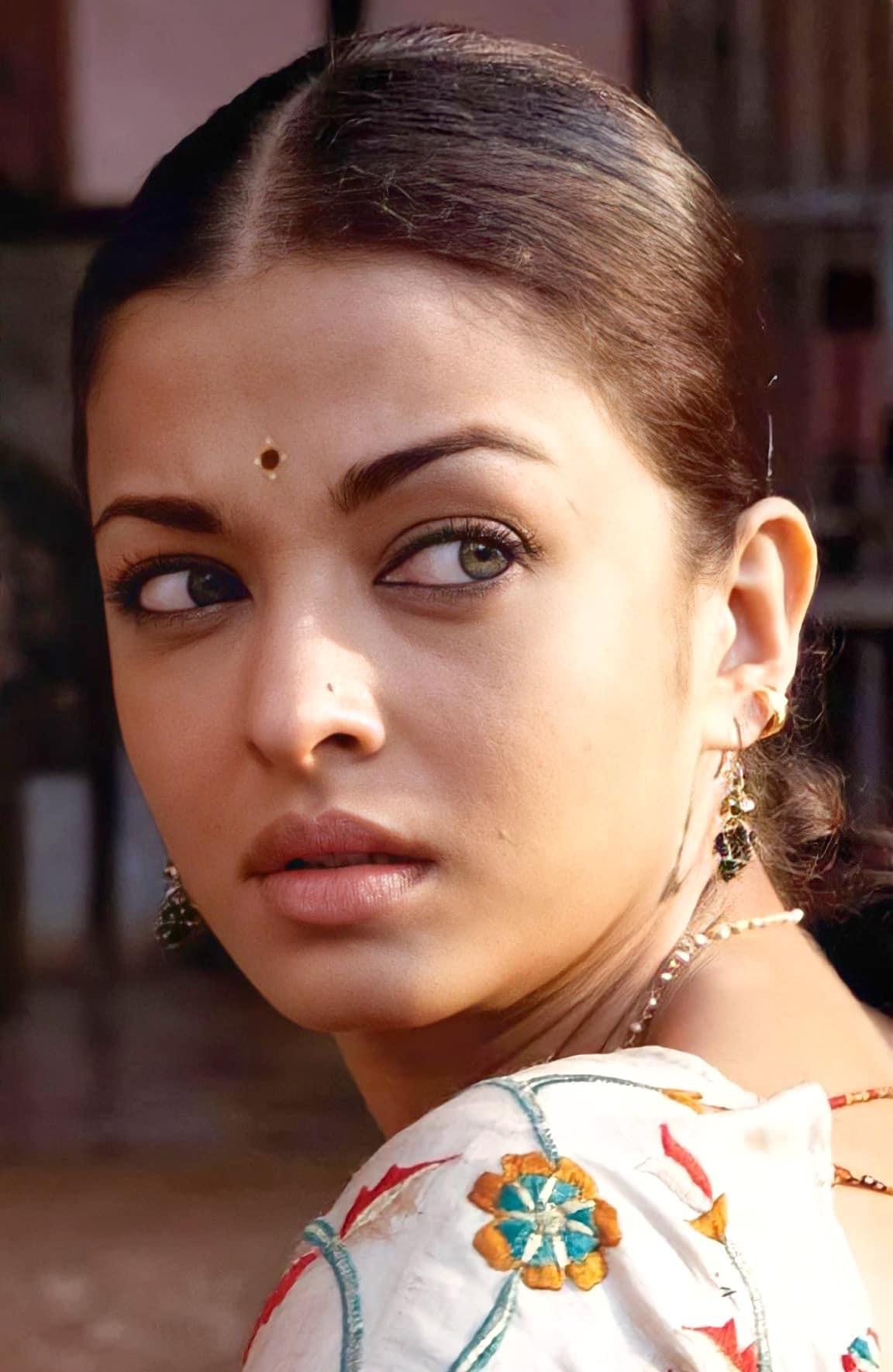 Moment image for "Aishwarya Rai's Career Highlight: Portrayal of Sujata Desai in 'Guru'"