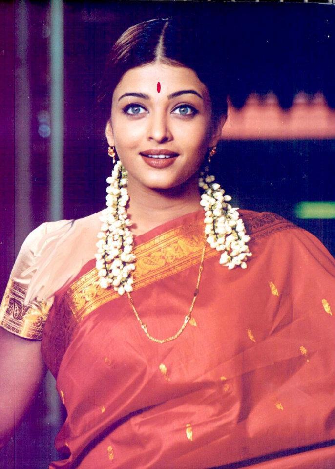 Moment image for "Indian cinema milestone: Aishwarya Rai shines in 'Kandukondain Kandukondain'"