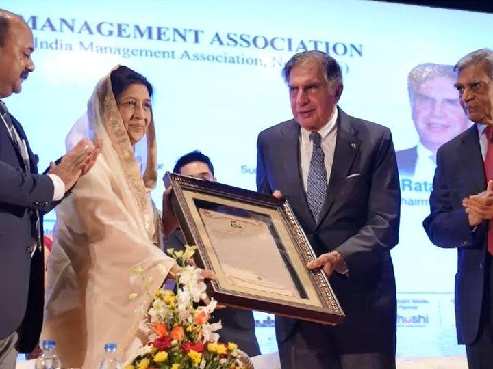 Moment image for Sayaji Ratna Award presented by Baroda Management Association.