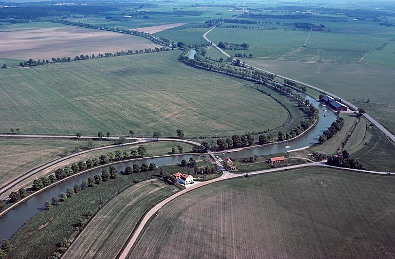 Moment image for Göta Canal connects Gothenburg to Söderköping, boosting cross-country transportation.