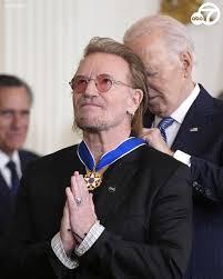 Moment image for Bono receives the US Presidential Medal of Freedom