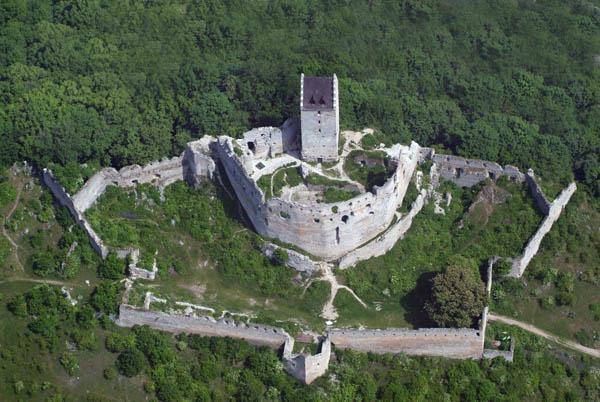 Moment image for Spiš Castle: Construction of a Central European Fortress
