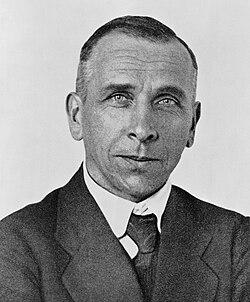 Moment image for Alfred Wegener publicly presents the continental drift hypothesis in Frankfurt