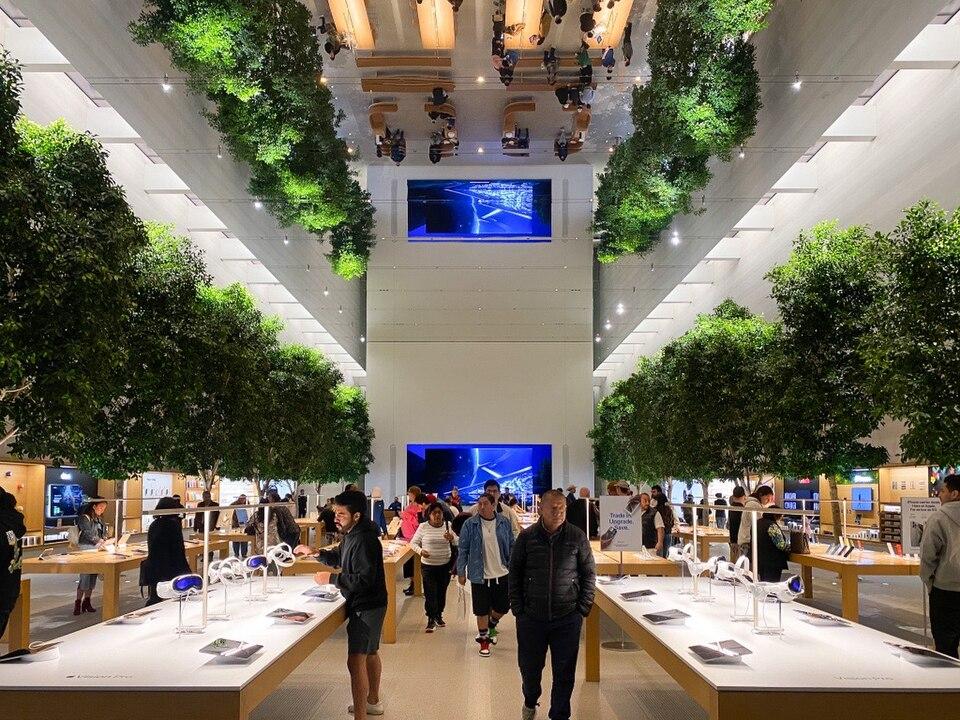 Moment image for Opening of First Apple Stores